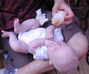 בקבוק פלסטיק להאכלת התינוק. מקור: ויקיפדיה. ברשיון CC2.5 -By-sa. צילום: Michael Jastremski