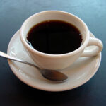 שתיית קפה. טוב לבריאות ? מקור: ויקיפדיה ברשיון cc2-by-sa צילום: Julius Schorzman