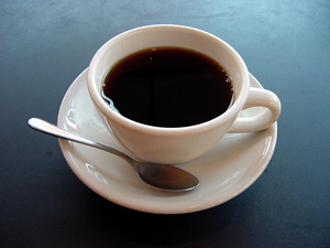 שתיית קפה. טוב לבריאות ? מקור: ויקיפדיה ברשיון cc2-by-sa צילום: Julius Schorzman