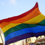 דגל הגאווה של קהילת ההומוסקסואלים, הלסביות, הביסקסואליים והטרנסג'נדרים. מקור: ויקיפדיה ברשיון cc3-by-sa. צילום:Theodoranian