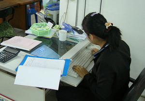 ישיבה במשרד. מקור: ויקיפדיה ברשיון חופשי. צילום: Mattes