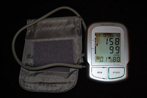 מכשור למדידת לחץ דם. מקור: ויקיפדיה ברשיון cc3-by. מאת: Steven-Fruitsmaak