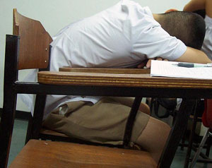 ילד ישן בכיתה. מקור: ויקיפדיה ברשיון חופשי. צילום:Love Krittaya