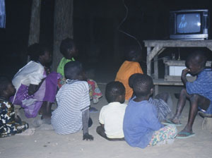 ילדים צופים בטלוויזיה. מקור: ויקיפדיה ברשיון cc 2.5-sa-by. צילום: dOlivier Epron