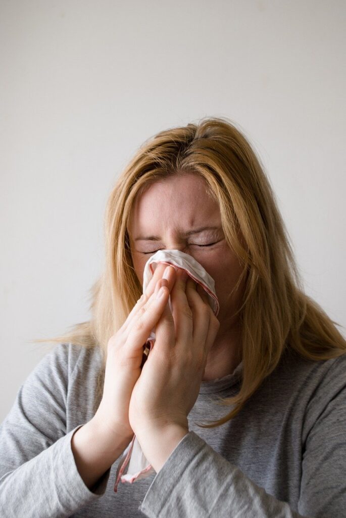 תסמיני קורונה - הסימפטומים של וירוס הקורונה דומים לאלו של שפעת או דלקת ריאות. אילוסטרציה: Pixabay Mojca JJ Mojpe