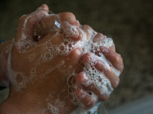 שטיפת ידיים. אחד האמצעים למניעת הידבקות בוירוס הקורונה. צילום: Jacqueline Macou Pixabay