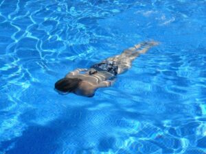 הקלות בתקופת הקורונה: גם בבריכות השחייה. צילום: Pixabay Daniel Perrig
