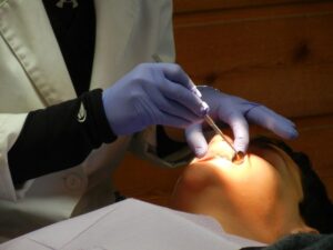 שימוש באופיאטים למול תרופות אחרות לא משפר את שביעות רצון המטופל שעבר עקירת שן. צילום: Pixaby Michael Larsson