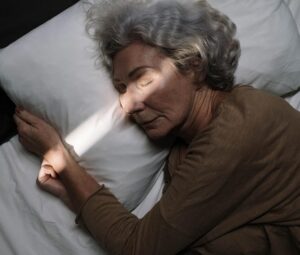 ממצאי מחקר מעלים כי נחירות אצל נשים מעל 55 - מגבירות סיכון לדום נשימה. צילום:Pexels-ron-lach