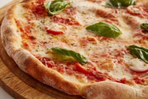 כמה קלוריות יש במשולש אחד של פיצה רגילה, ביתית או דקה? צילום: petrovhey Pixabay